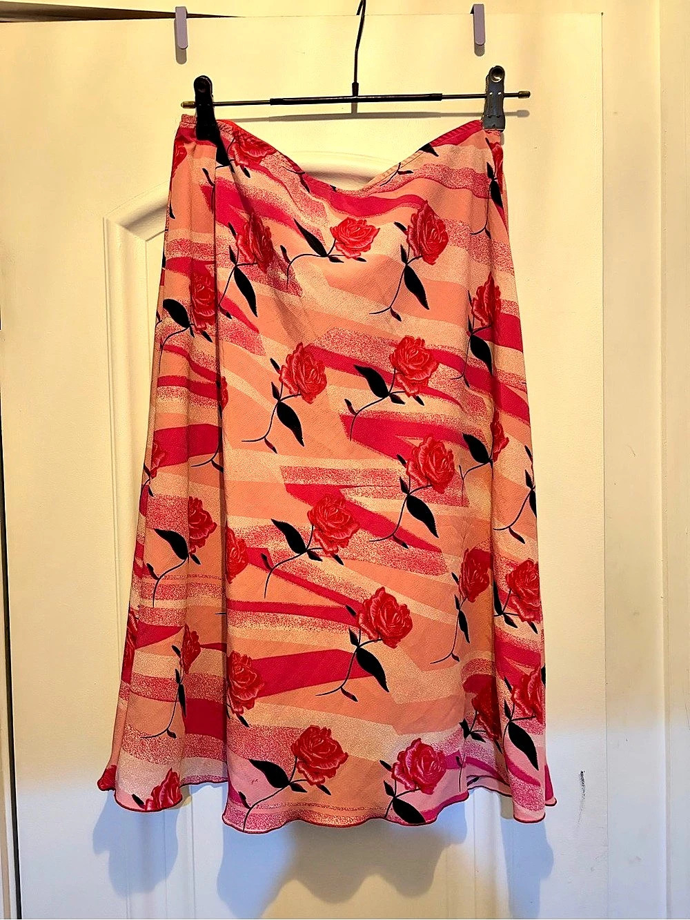 Vintage 90s Floral midi skirt in Pink & Red Size 34 (s/m) Like New